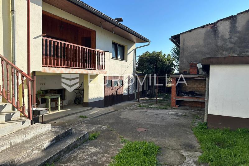 Pozega, casa familiar de 125 m² com anexos e um jardim verde - 1