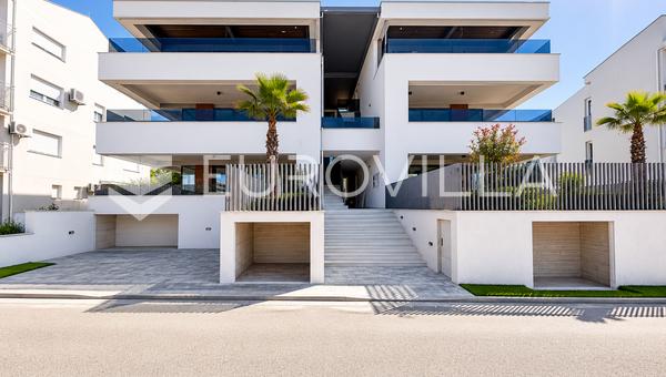 Zadar, Diklo, luksuzan trosoban stan 124,27 m² na super lokaciji s vrtom
