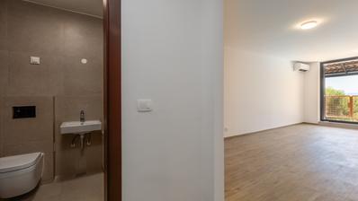 Isztria, Duga Uvala, földszinti, felújított apartman a faluban tengerre néző kilátással, 150 m-re a t