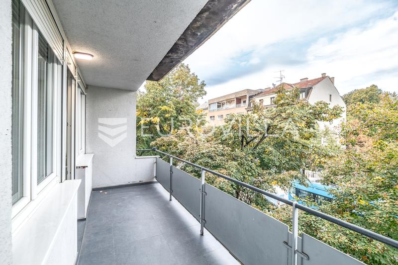 Zagreb, Savska, hiljattain remontoitu yksiö 66 m² loggialla - 7