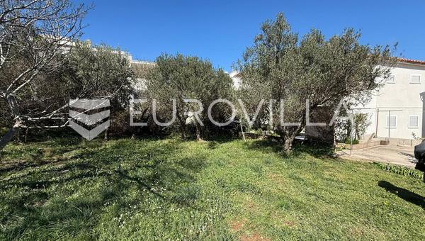 Murter, građevinsko zemljište 618 m², drugi red do mora, s projektom za kuću