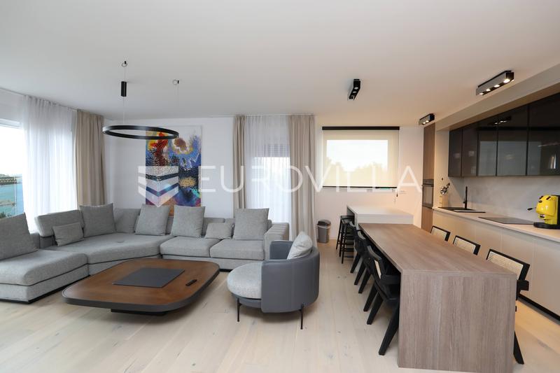 Istria, Pula, luxury penthouse 162 m² with sea view in a prime location