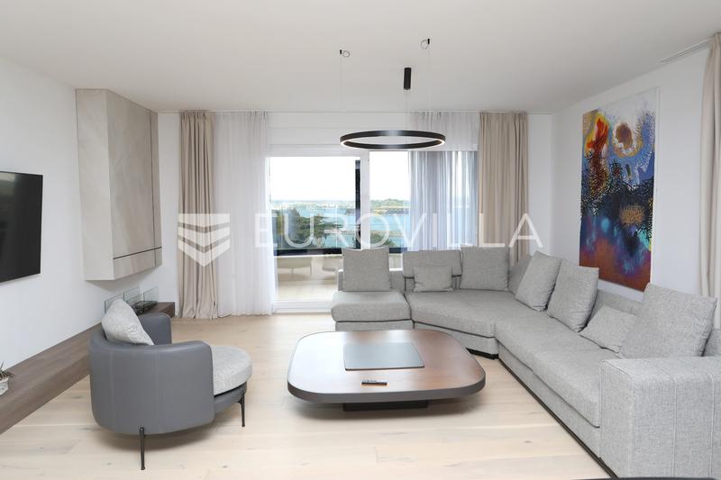 Istria, Pula, luxury penthouse 162 m² with sea view in a prime location