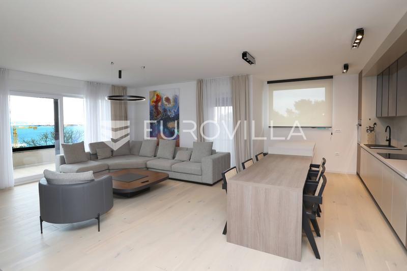 Istria, Pula, luxury penthouse 162 m² with sea view in a prime location