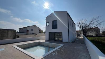 Istria, Svetvinčenat - laadukas moderni talo 180 m² uima-altaalla 24 m² ja autotallilla