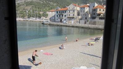 Vis, Komiža, traditionelles Steinhaus am Strand