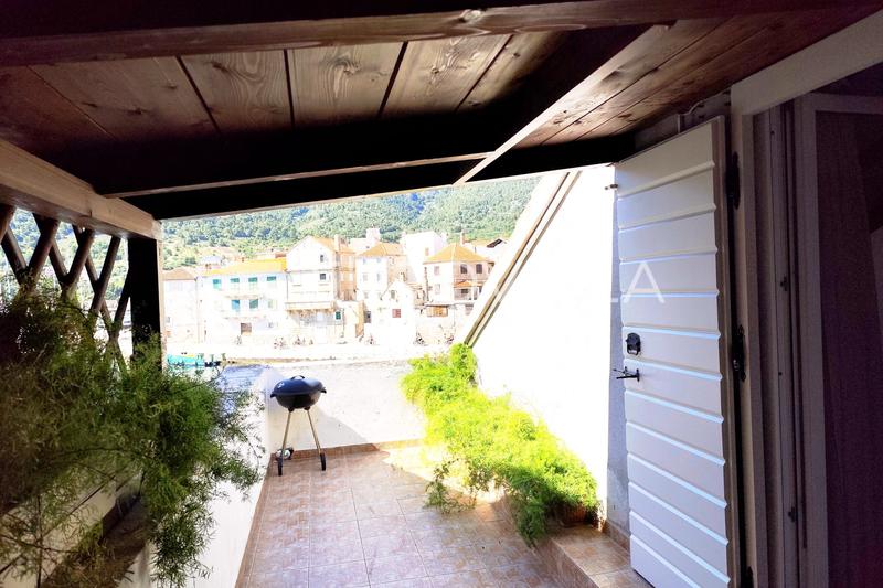 Vis, Komiža, tradisjonelt steinhus på stranden - 15