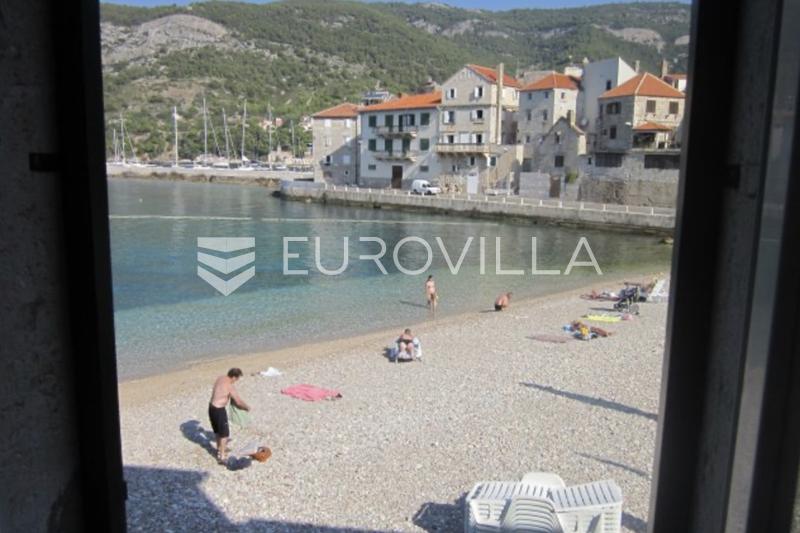 Vis, Komiža, tradicionalna kamena kuća na plaži