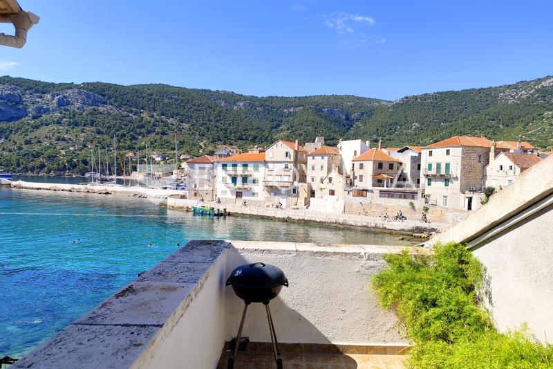 Vis, Komiža, tradisjonelt steinhus på stranden - 20