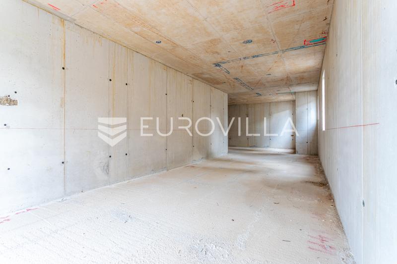 Omiš, two-bedroom apartment in a new building with garage and outdoor parking space