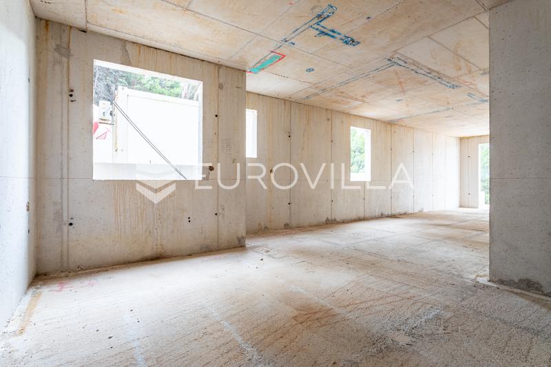 Omiš, two-bedroom apartment in a new building with garage and outdoor parking space