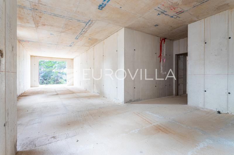 Omiš, two-bedroom apartment in a new building with garage and outdoor parking space