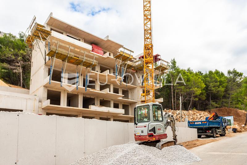 Omiš, two-bedroom apartment in a new building with garage and outdoor parking space