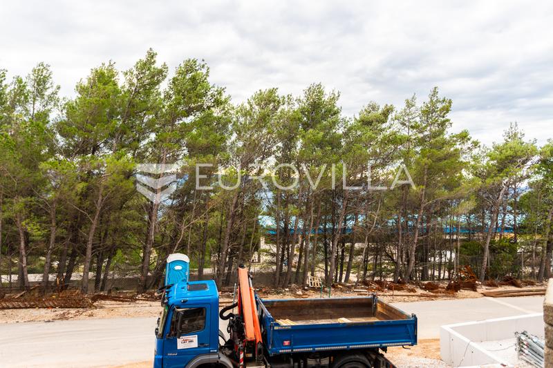 Omiš, two-bedroom apartment in a new building with garage and outdoor parking space