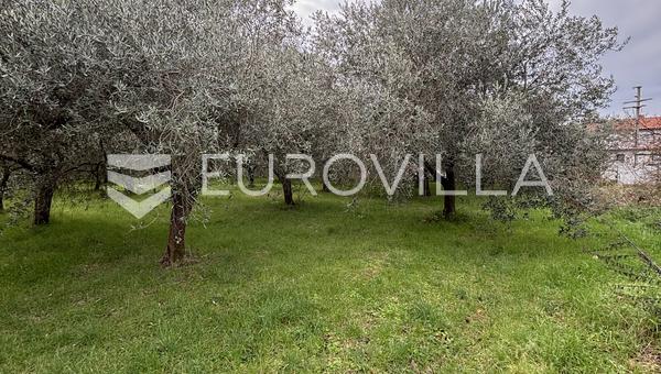 Pula, Busoler - amplo terreno misto cercado pela natureza