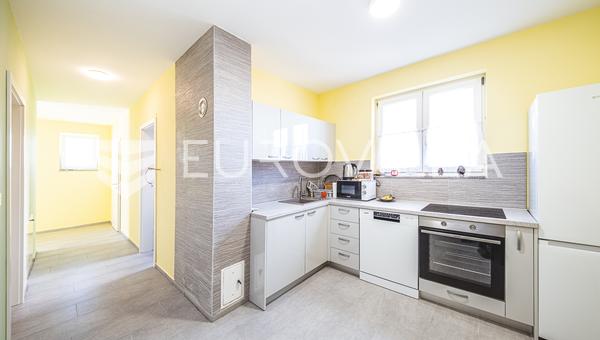 Área de Zaprešić, Prudnice, casa familiar funcional com uma área bruta de 200 m²