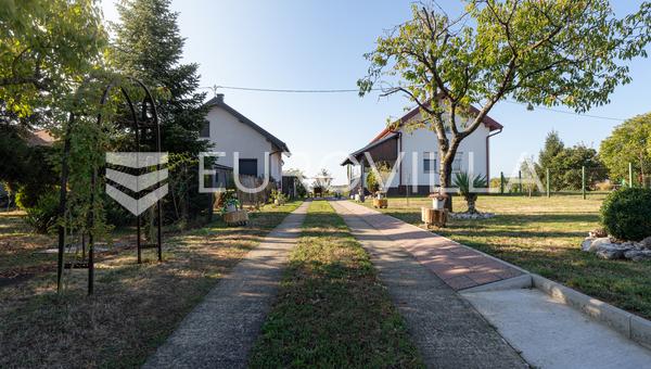 Mandićevac, prekrasna uređena kuća s vrtom i terasom, 145 m²