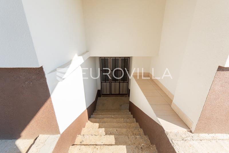 Mandićevac, prekrasna uređena kuća s vrtom i terasom, 145 m² - 32
