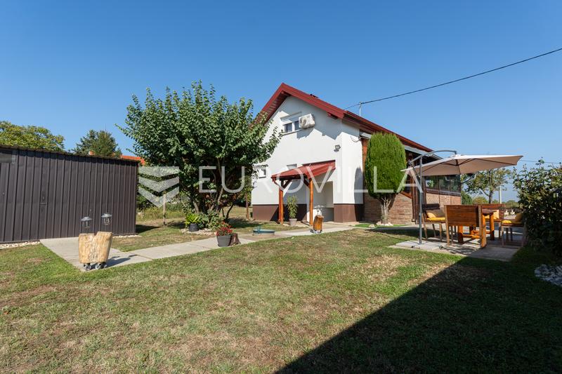 Mandićevac, prekrasna uređena kuća s vrtom i terasom, 145 m² - 28