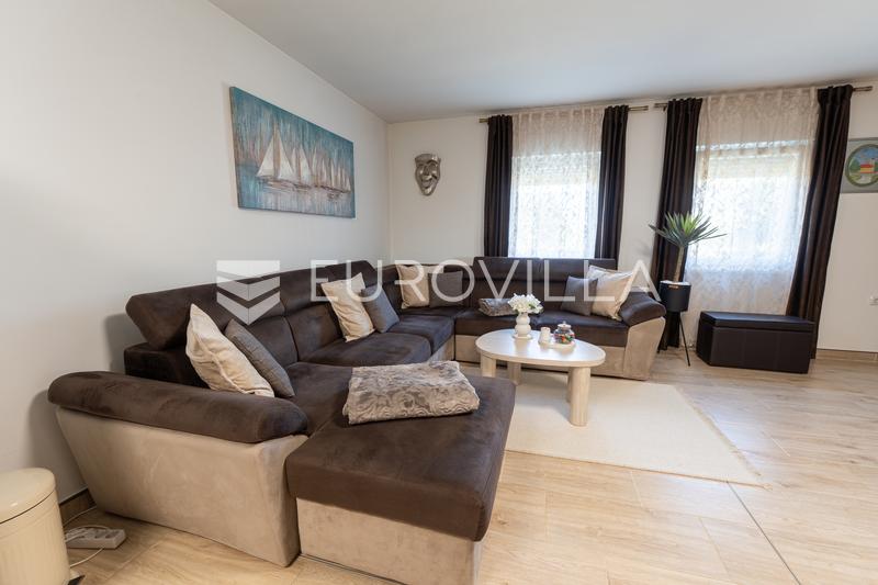 Mandićevac, prekrasna uređena kuća s vrtom i terasom, 145 m² - 16