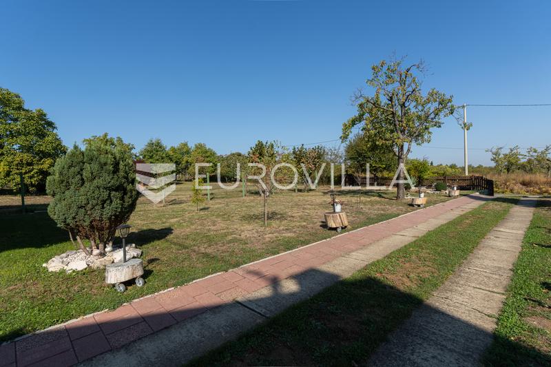 Mandićevac, prekrasna uređena kuća s vrtom i terasom, 145 m² - 31