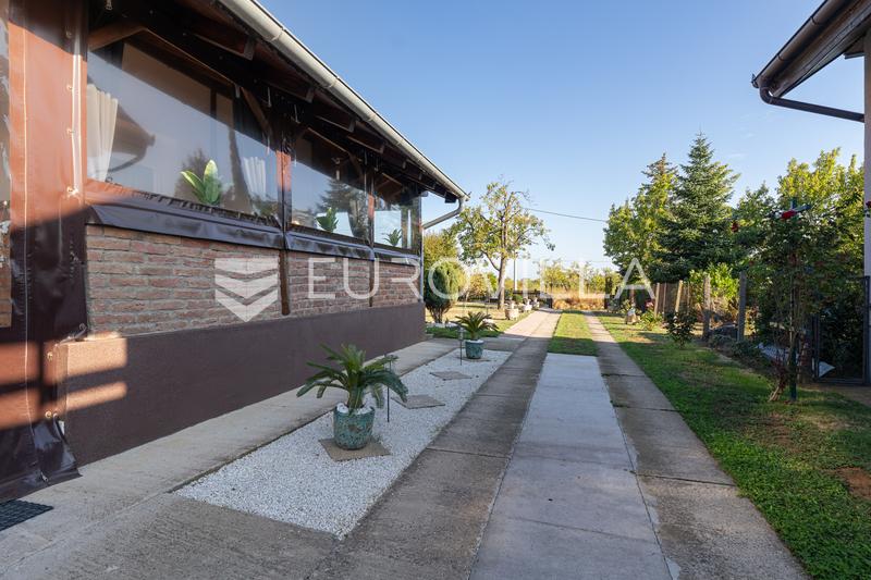 Mandićevac, prekrasna uređena kuća s vrtom i terasom, 145 m² - 29