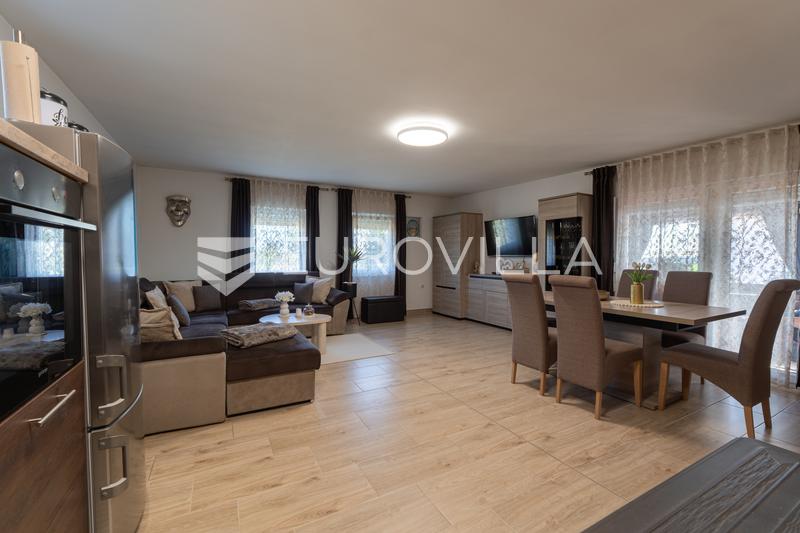 Mandićevac, prekrasna uređena kuća s vrtom i terasom, 145 m² - 12