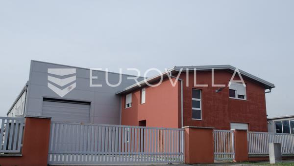 Vinkovci, Josine, salão de 364,60 m² com edifício de escritórios anexo de 104,80 m²