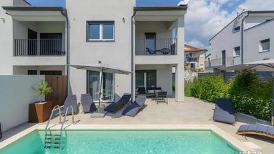 Ístria, área de Poreč, casa geminada de 120 m² com piscina, sauna e negócio de aluguel turístico estabelecido