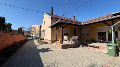 Dakovo, Centre-ville - Maison avec plusieurs unités résidentielles