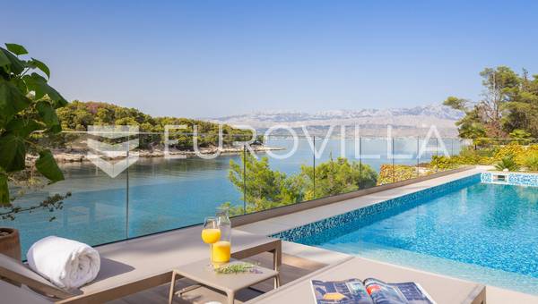 Brac, villa moderna con piscina ubicada en una bahía natural.
