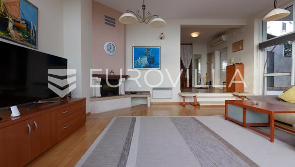 Opatija, Centar, dvoetažan stan 147 m², vrt, pogled na more