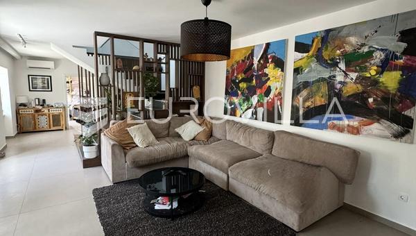 Rijeka, Kostrena, renoverat hus, etagelägenhet med fyra sovrum, garage, havsutsikt, affärslokal