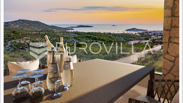 Primošten, dvosobni stan u prizemlju novogradnje s pogledom na more i vrtom