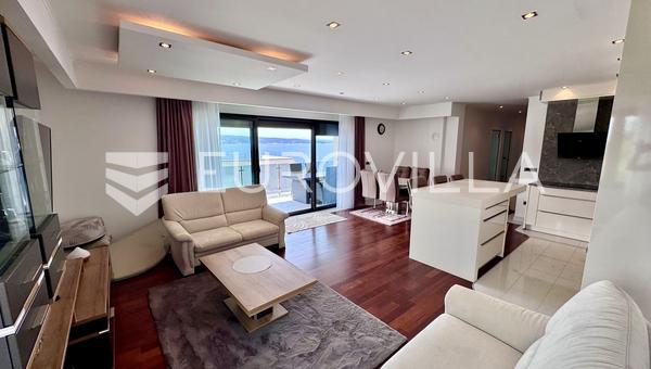 Crikvenica, exclusivo apartamento de dos dormitorios, 102,61 m², a solo 50 m del mar, vistas al mar