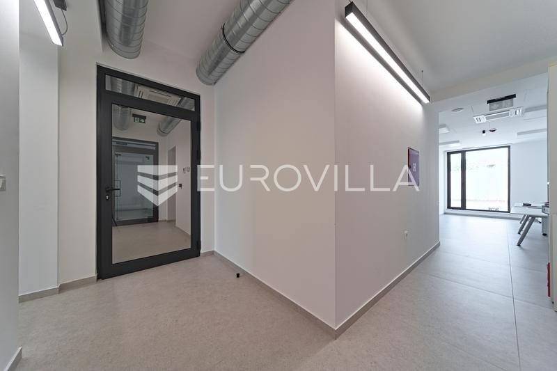 Osijek, Center, office space for rent 200 m² in a modern office building - 14