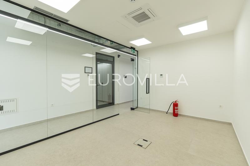 Osijek, Center, office space for rent 200 m² in a modern office building - 11