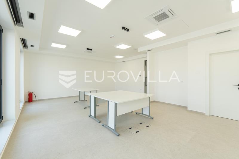 Osijek, Center, office space for rent 200 m² in a modern office building - 3