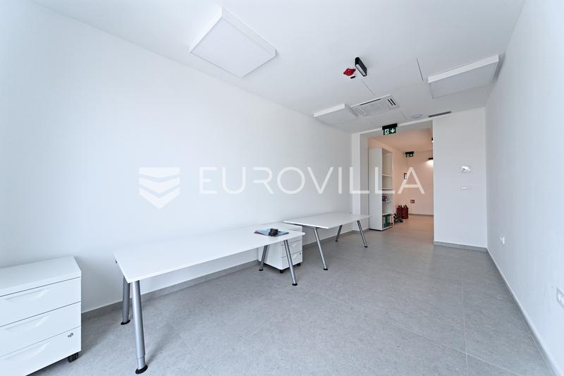 Osijek, Center, office space for rent 200 m² in a modern office building - 15