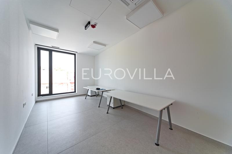 Osijek, Center, office space for rent 200 m² in a modern office building - 16