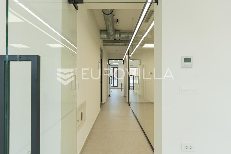 Osijek, Center, office space for rent 200 m² in a modern office building - 13