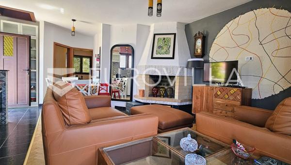Trogir, casa con tre appartamenti e una splendida vista, a 50 m dal mare