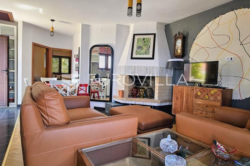 Trogir, dům se třemi apartmány a krásným výhledem, 50 m od moře - 1