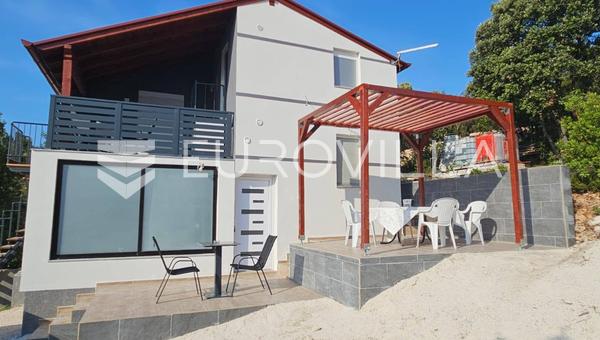 Istria, Krnica, encantadora casa con dos unidades residenciales, a 200 m de la playa, con vistas al mar.