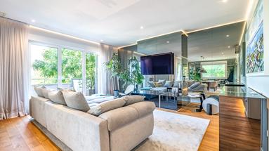 Zagreb, Gornje Prekrižje, exclusive three-bedroom apartment with terrace and view of greenery 165 m²