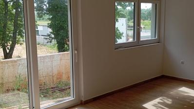 Istra, Medulin, dvosobni stan s vrtom u novogradnji, uporabna dozvola