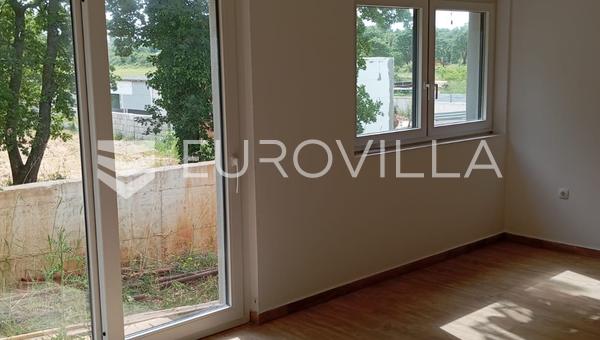 Istrie, Medulin, dvoupokojový byt se zahradou v novostavbě, kolaudační rozhodnutí