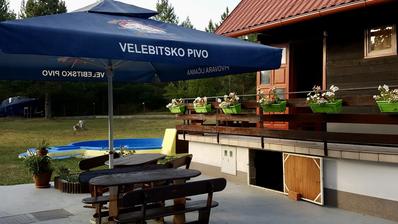 Plitvicesjöarna, Rudanovac, egendom med tre byggnader och en pool nära nationalparken.