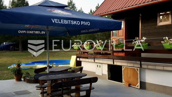 Plitviçe Gölleri, Rudanovac'ta, Milli Park yakınında üç binası ve yüzme havuzu bulunan malikane.