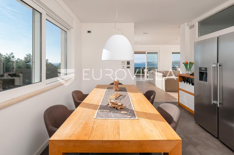 Podstrana, luxury four bedroom apartment with a beautiful sea view and 2 garages